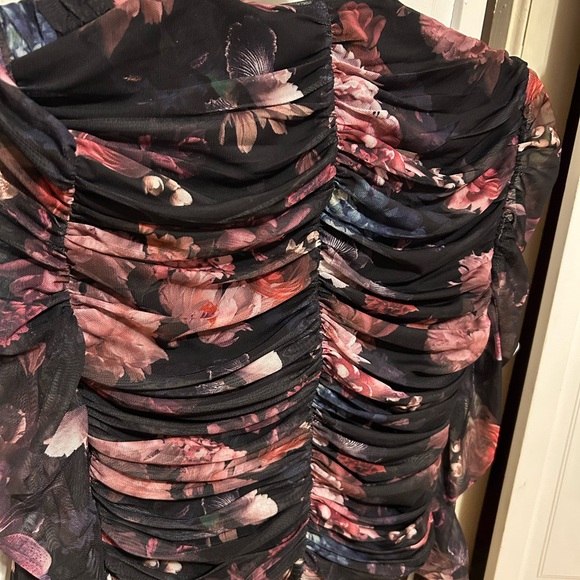 Express Ruched Floral Top - Picture 3 of 4